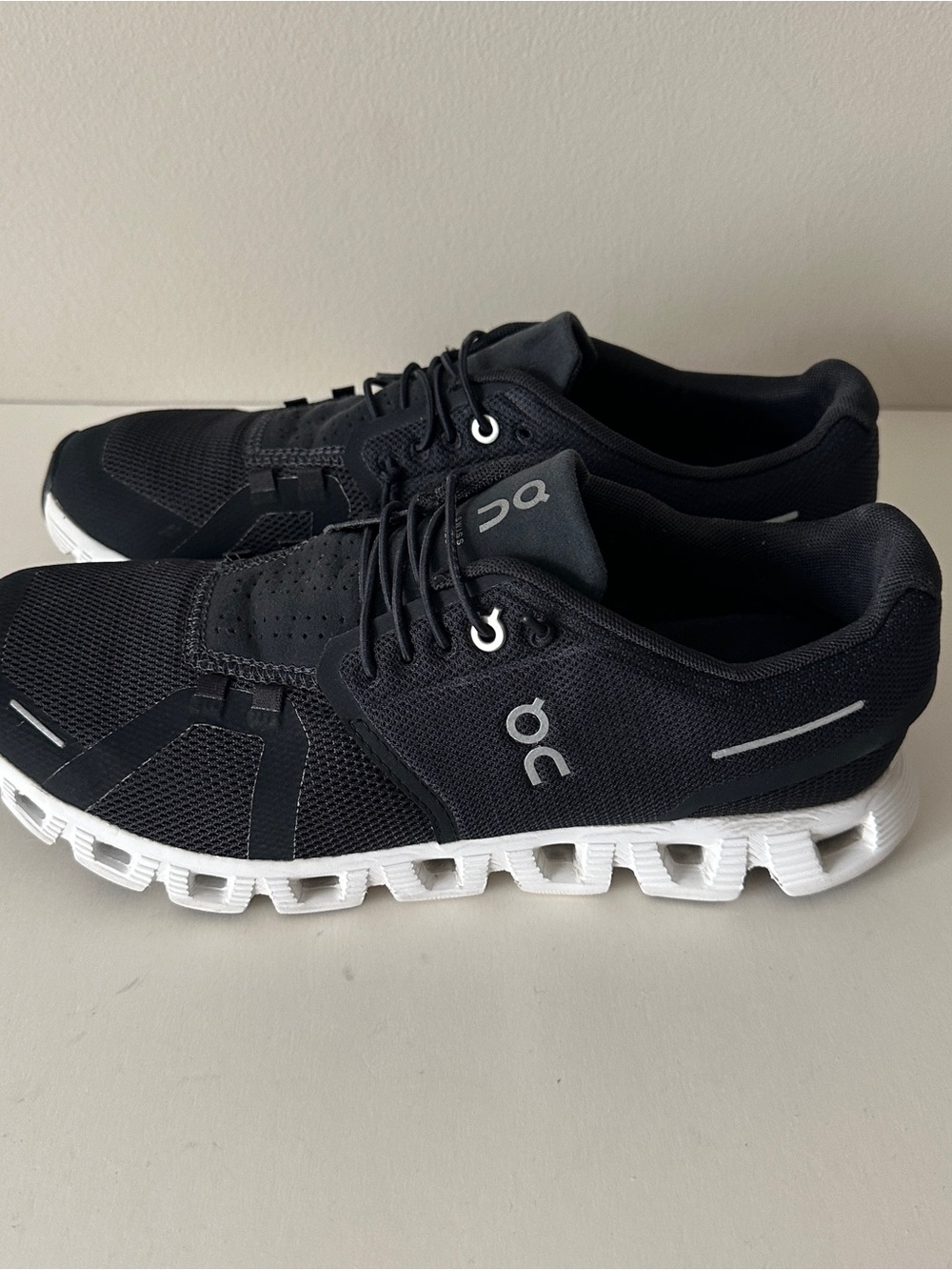 On Cloud 6 Black and White Women's Sneakers Sz9.5, Gently Used